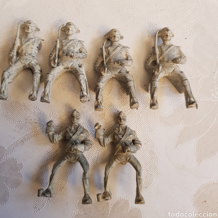 Old Toys: 6 jinetes de plomo sin pintar. A uno le falta un brazo.