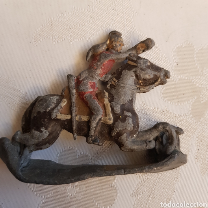 Old Toys: Soldado de plomo base torcida no se aguanta de pie.