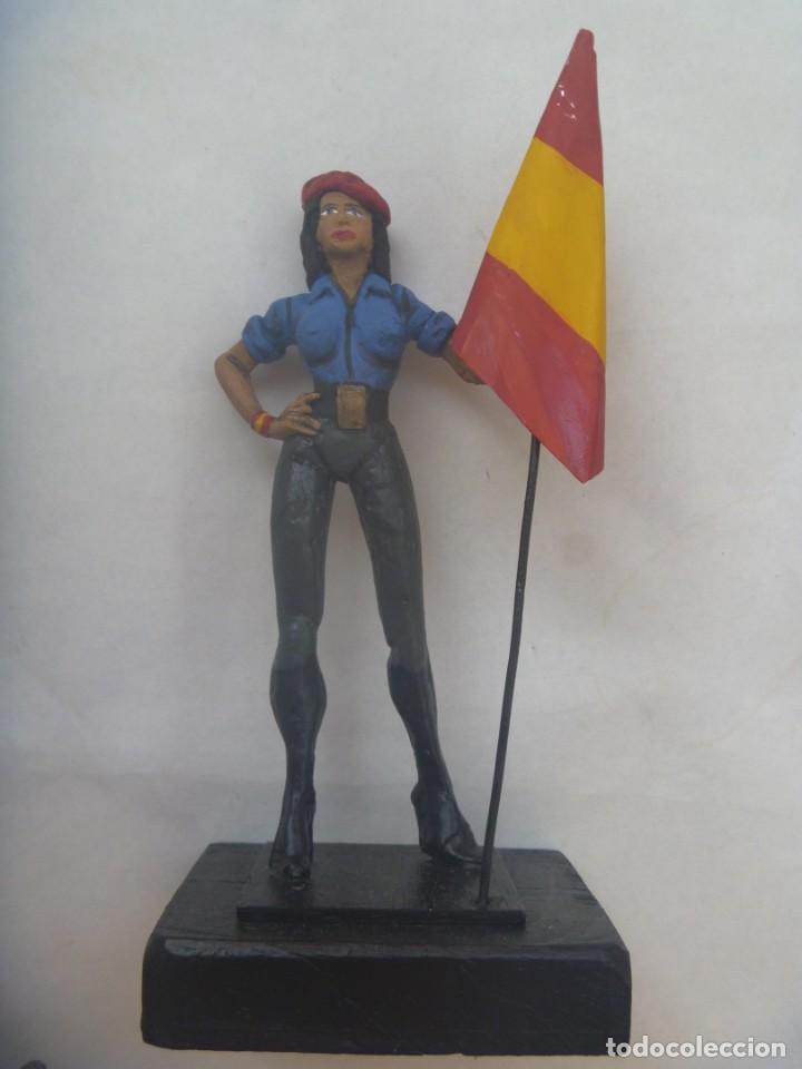 Jogos Antigos: FIGURA DE CHICA DE FALANGE O FUERZA NUEVA , CON BANDERA NACIONAL ... EXCLUSIVA EN PLOMO DE 150 MM