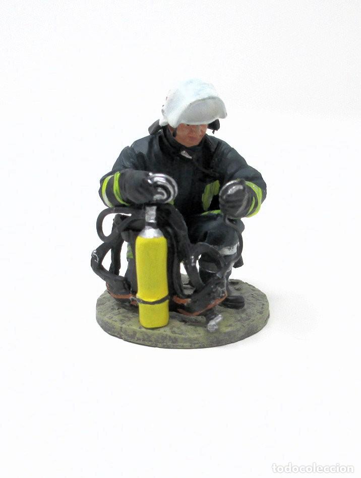 Altes Spielzeug: Figura de Plomo - Bombero de Gottingen (Alemania) 2004 - 5 cm de alto.