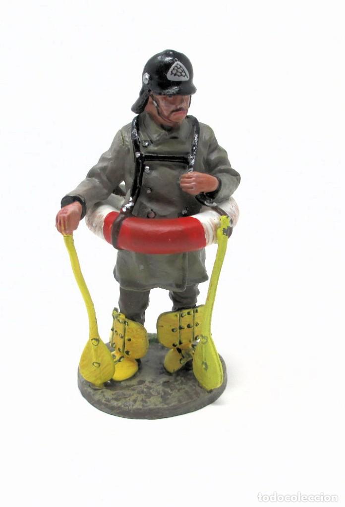 Altes Spielzeug: Figura de Plomo - Bombero de Berlin (Alemania) 1900 - 7 cm de alto.