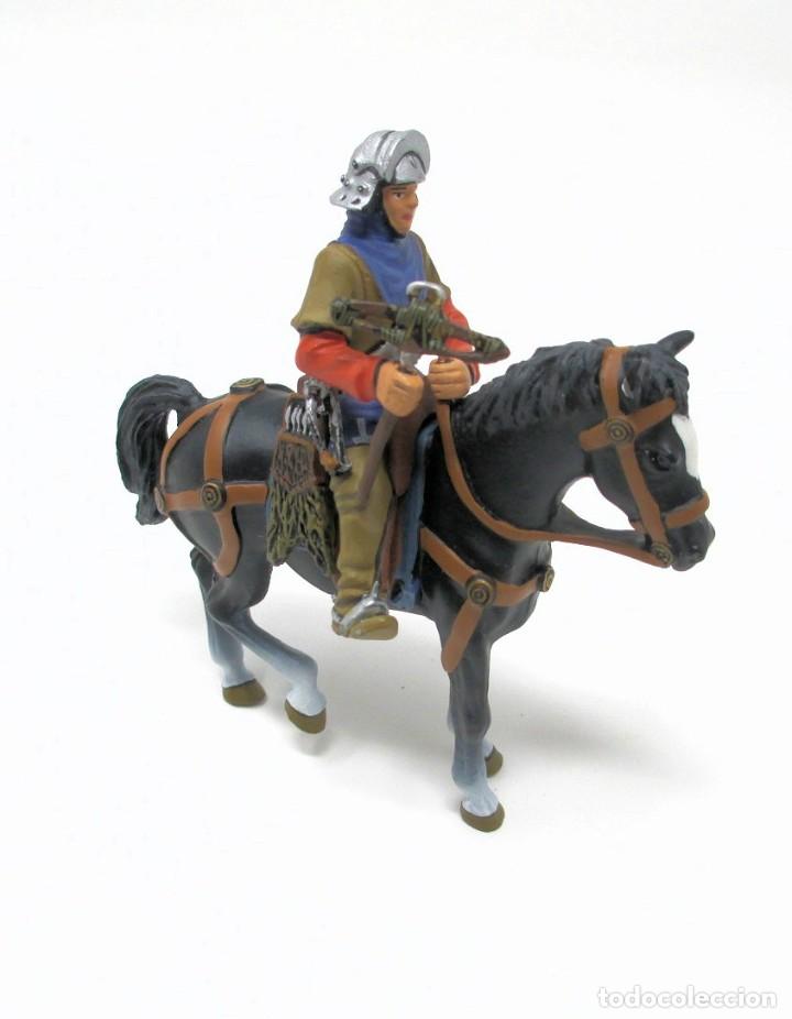 Jeux Anciens: Guerrero Medieval a Caballo con Ballesta - Figura de Plomo.