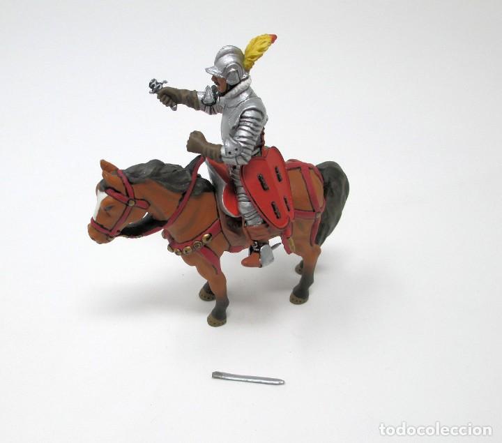 Jeux Anciens: Guerrero Medieval a Caballo con Espada - Figura de Plomo. (Tiene la espada partida)