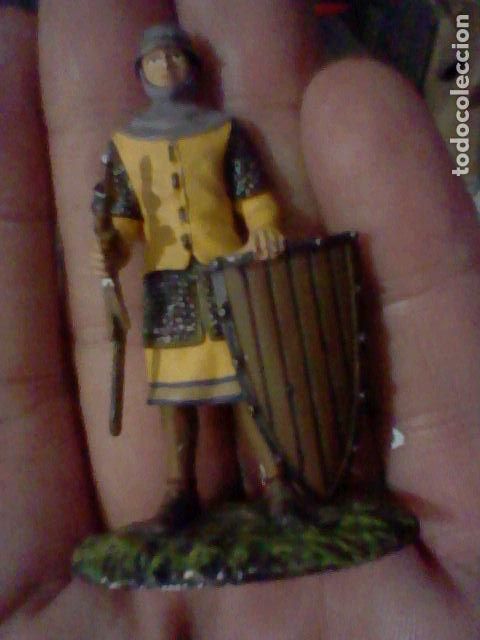 Old Toys: SOLDADO PLOMO MEDIEVAL ESCVDO ESPADA 6 CMS ALTO JVGADO LEER PINTADO MANO PERDIDAS PINTVRA