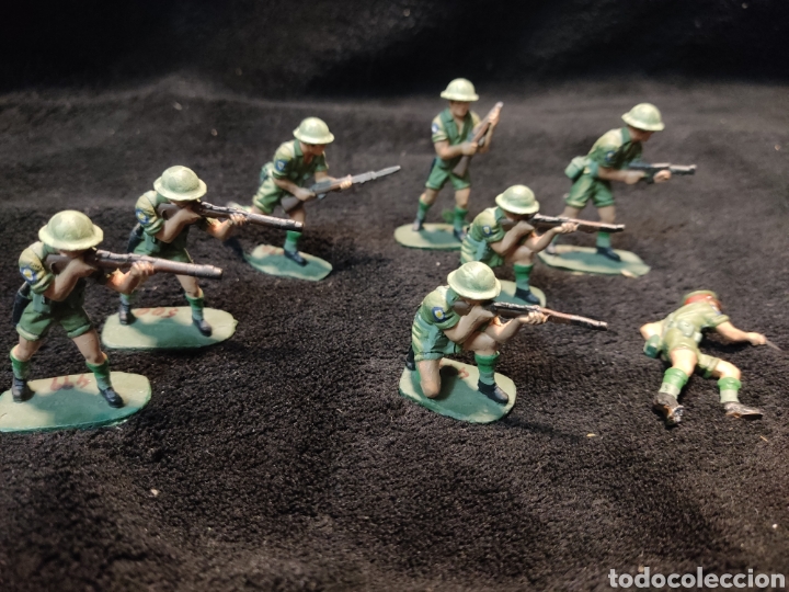 Juguetes Antiguos: 8 soldados de plomo, infanter&iacute;a de combate.