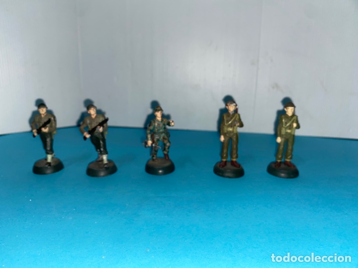 Altes Spielzeug: Lote de 5 soldados de plomo de la Segunda Guerra Mundial