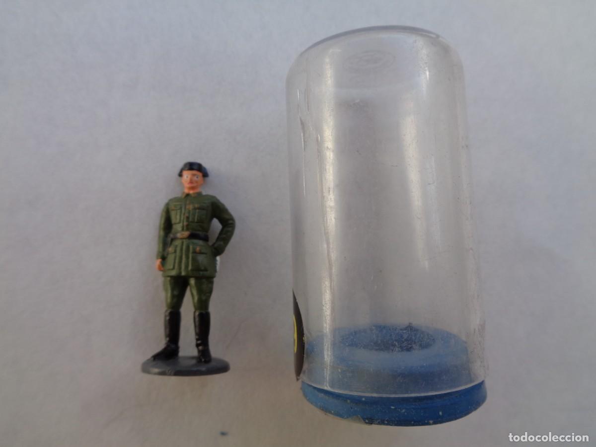 Juguetes Antiguos: GUARDIA CIVIL : FIGURITA DE PLOMO DE AGENTE CON TRICORNIO, EN URNA DE PLASTICO