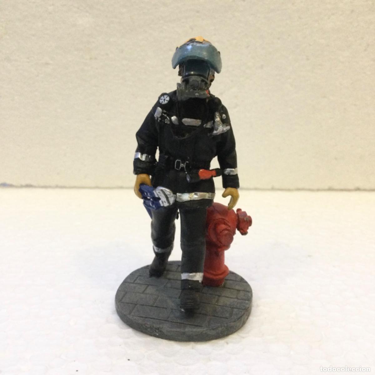 Juguetes antiguos: Bombero de plomo. Ediciones Del Prado. - Foto 1