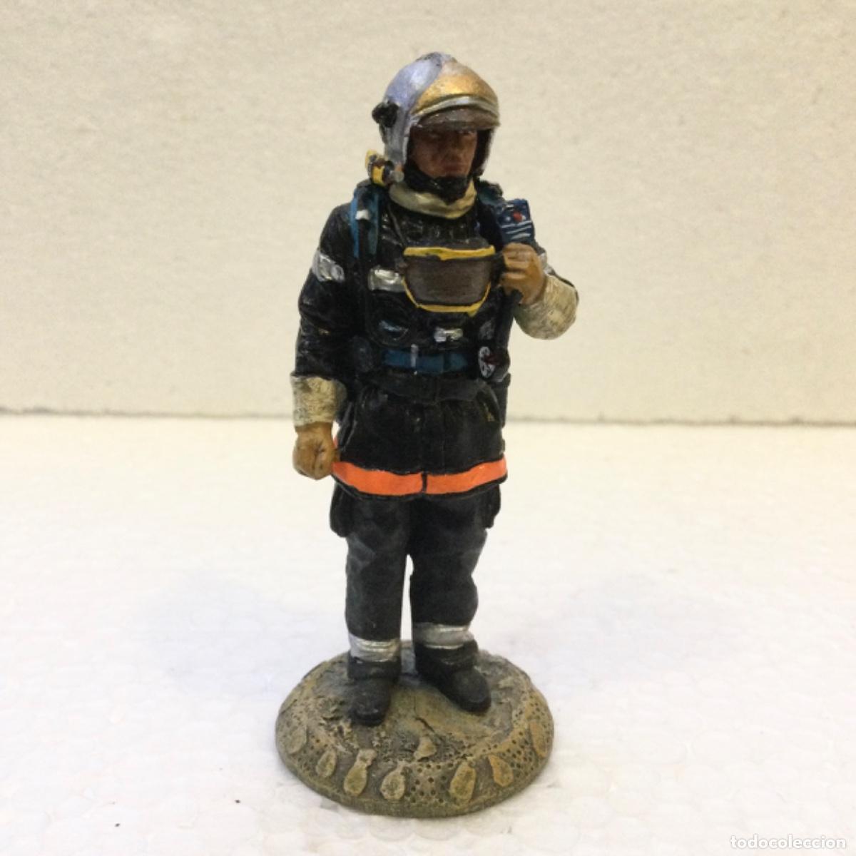 Juguetes antiguos: Bombero de plomo. Ediciones Del Prado. - Foto 1