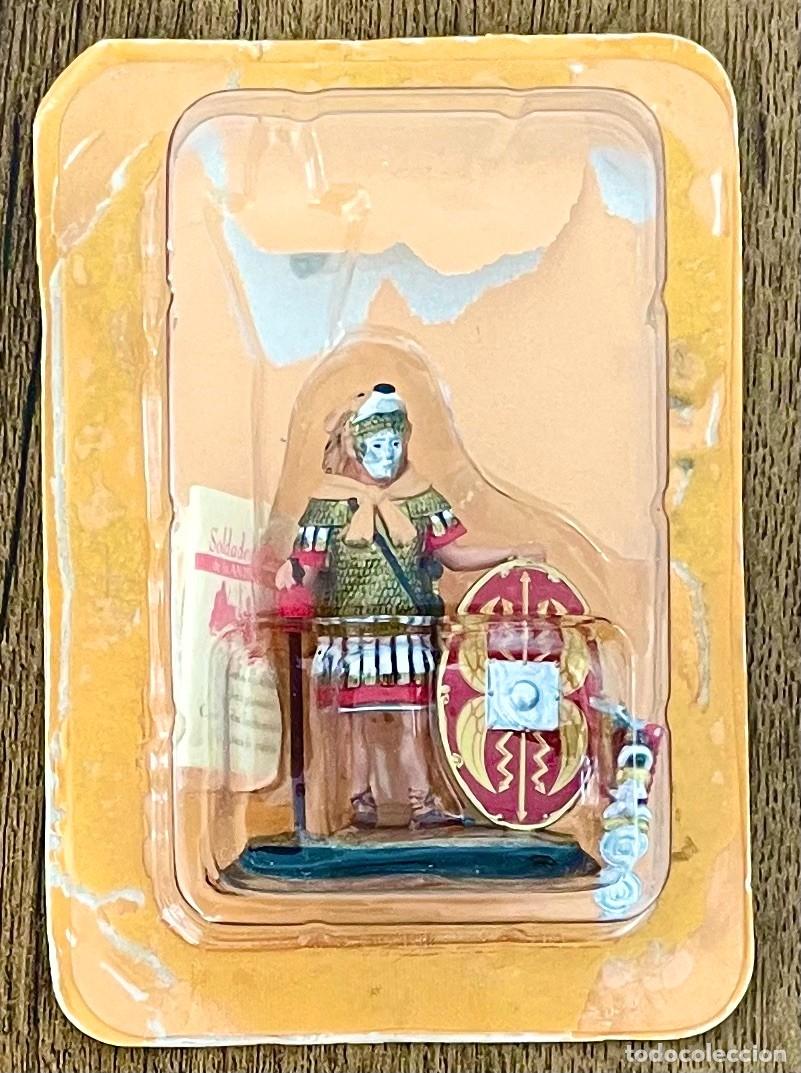 Juguetes Antiguos: Colecci&oacute;n Soldados de la Antigua Roma hechos de plomo y a una escala 1:32. SIGN&Iacute;FER CON PIEL DE LE&Oacute;N