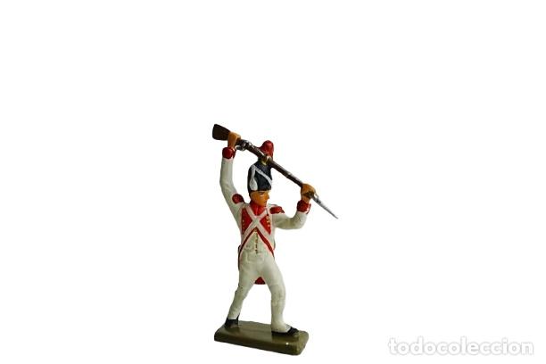 Juguetes Antiguos: Figura Infante en posici&oacute;n de asalto con bayoneta