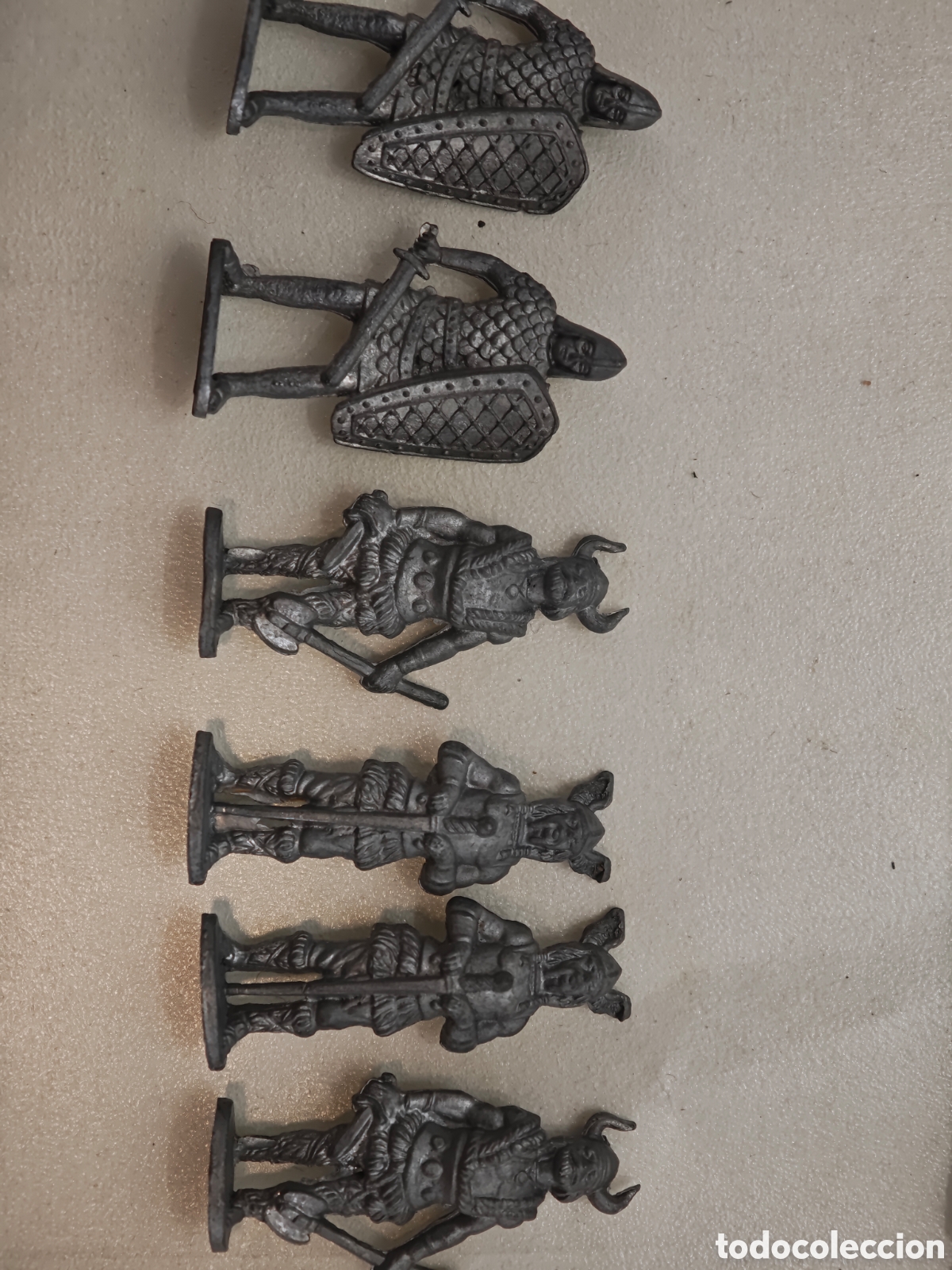 Juguetes Antiguos: ​Lote de 6 Soldaditos de Plomo / Metal - Guerreros Medievales y Vikingos - Estilo Retro