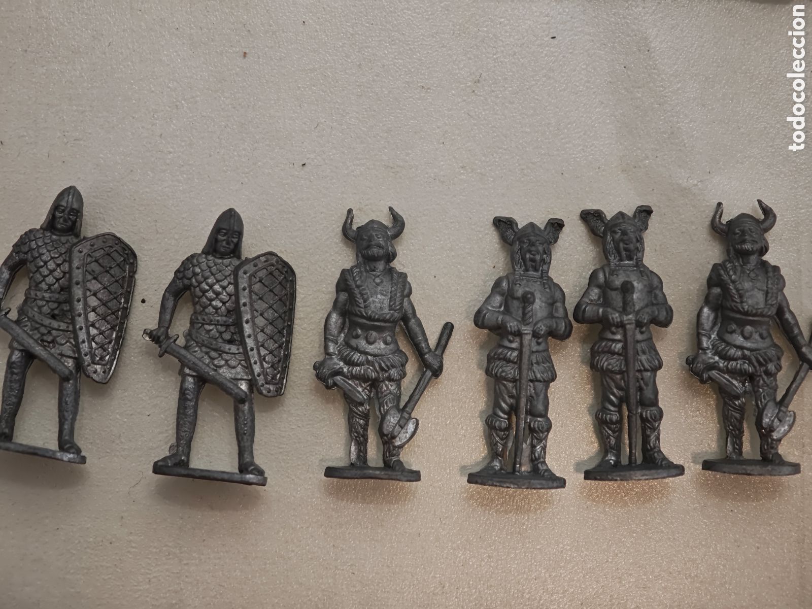 Juguetes Antiguos: ​Lote de 6 Soldaditos de Plomo / Metal - Guerreros Medievales y Vikingos - Estilo Retro