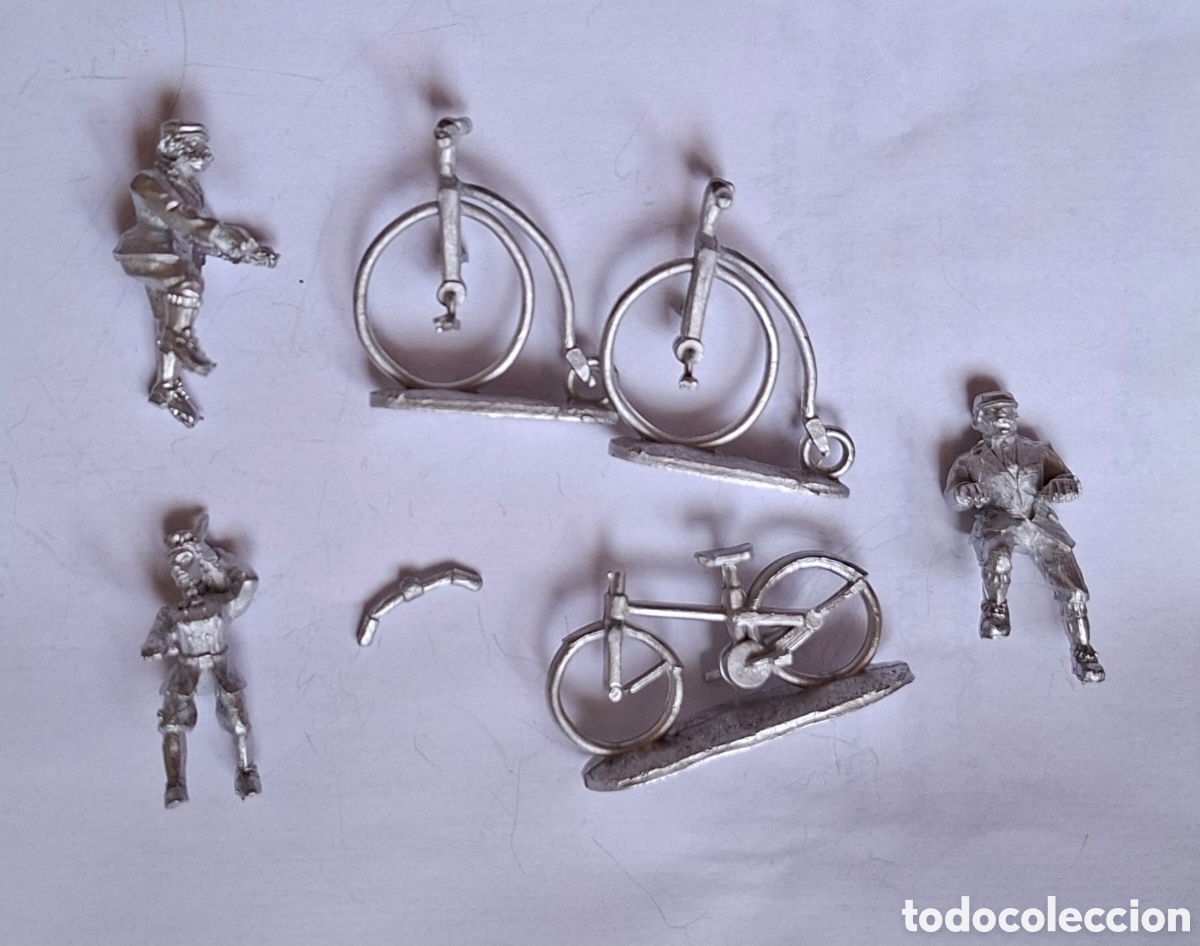 Giochi Antichi: FIGURAS de CICLISTAS, &eacute;poca victoriana (3 figuras y 3 bicicletas)