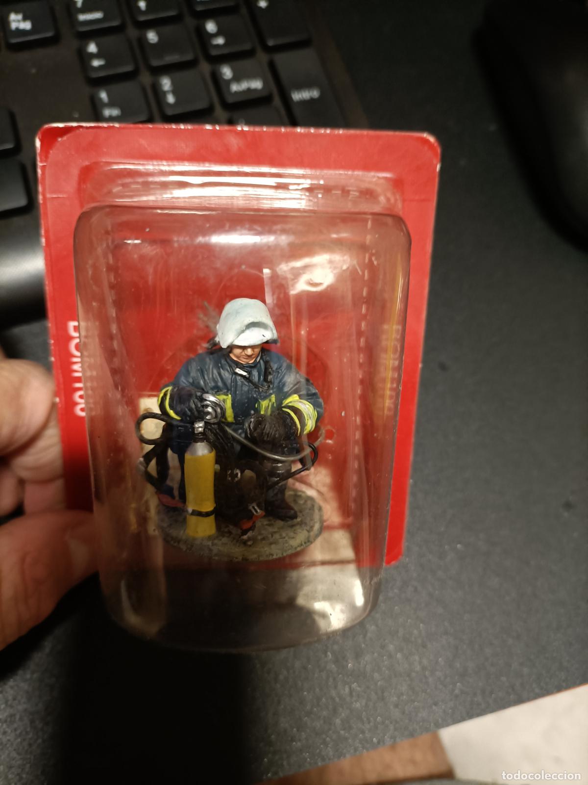 Juguetes Antiguos: figura plomo Bombero con traje ign&iacute;fugo, Gotingen, Alemania, 2004, 1:30, Del Prado