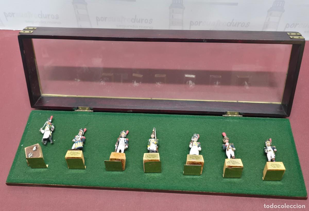 Juguetes Antiguos: Antigua vitrina de pared para soldados de plomo con 6 soldados franceses napoleonicos