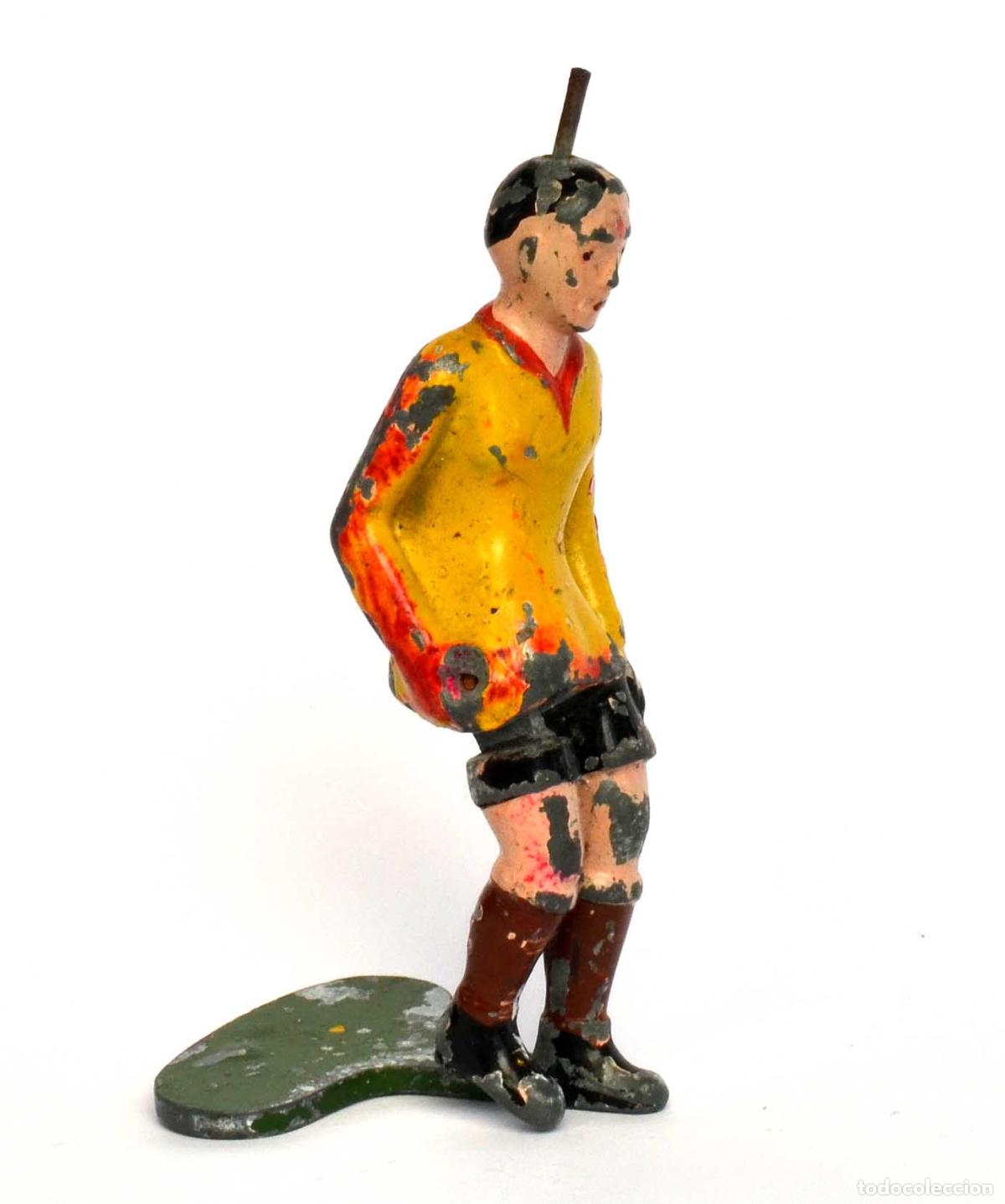 Juguetes Antiguos: JUGADOR DE FUTBOL DE PLOMO - ALEMANIA 1930,S - TIPP-KICK - CHUTA.
