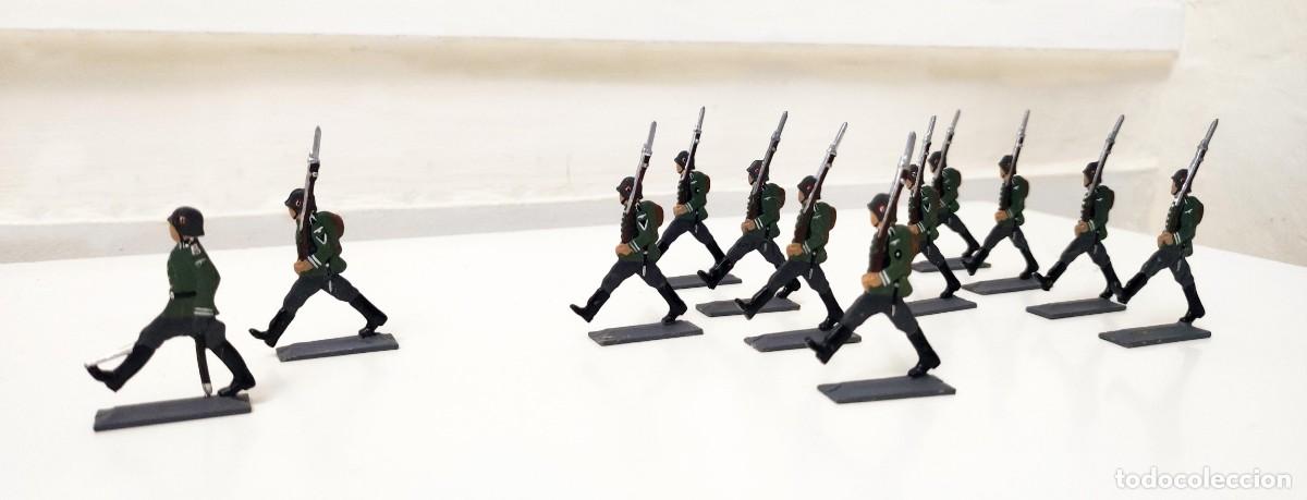Juguetes Antiguos: Soldaditos &rdquo;de plomo&rdquo;: desfile de una escuadra SS de gala (uniforme verde), 12 figuras (5 x 2,5 cm)