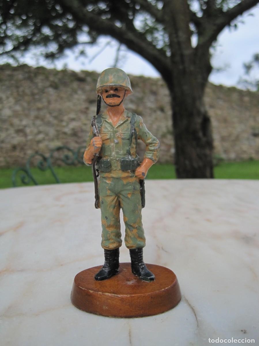 Juguetes Antiguos: FIGURA DE PLOMO - SOLDADO - SOLDADITO - MILITAR - UNIFORME DE CAMUFLAJE - PEANA DE MADERA