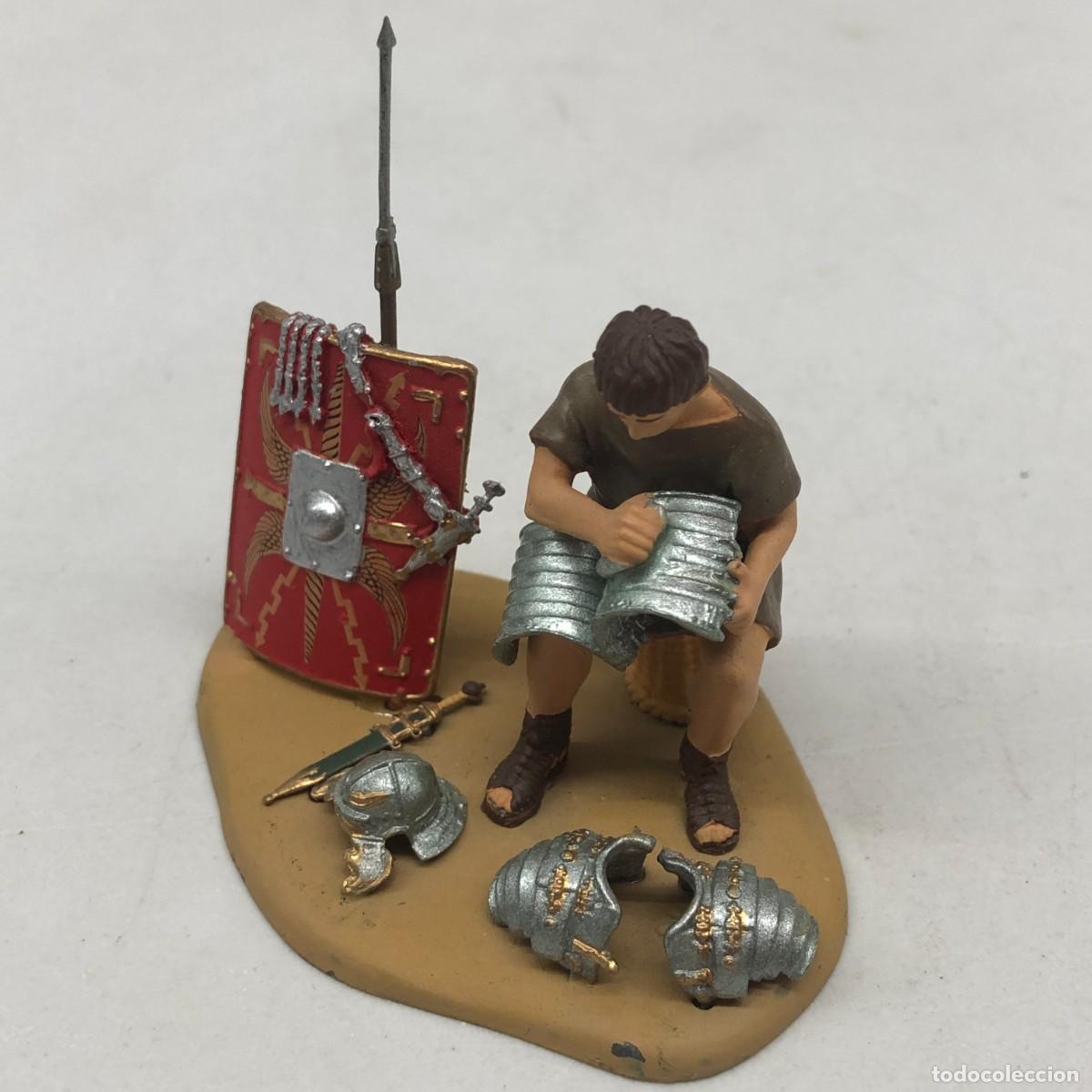 Juguetes antiguos: SOLDADITO DE PLOMO - SOLDADOS DE LA ANTIGUA ROMA - LEGIONARIO ROMANO LIMPIANDO SU ARMADURA - 55 MM