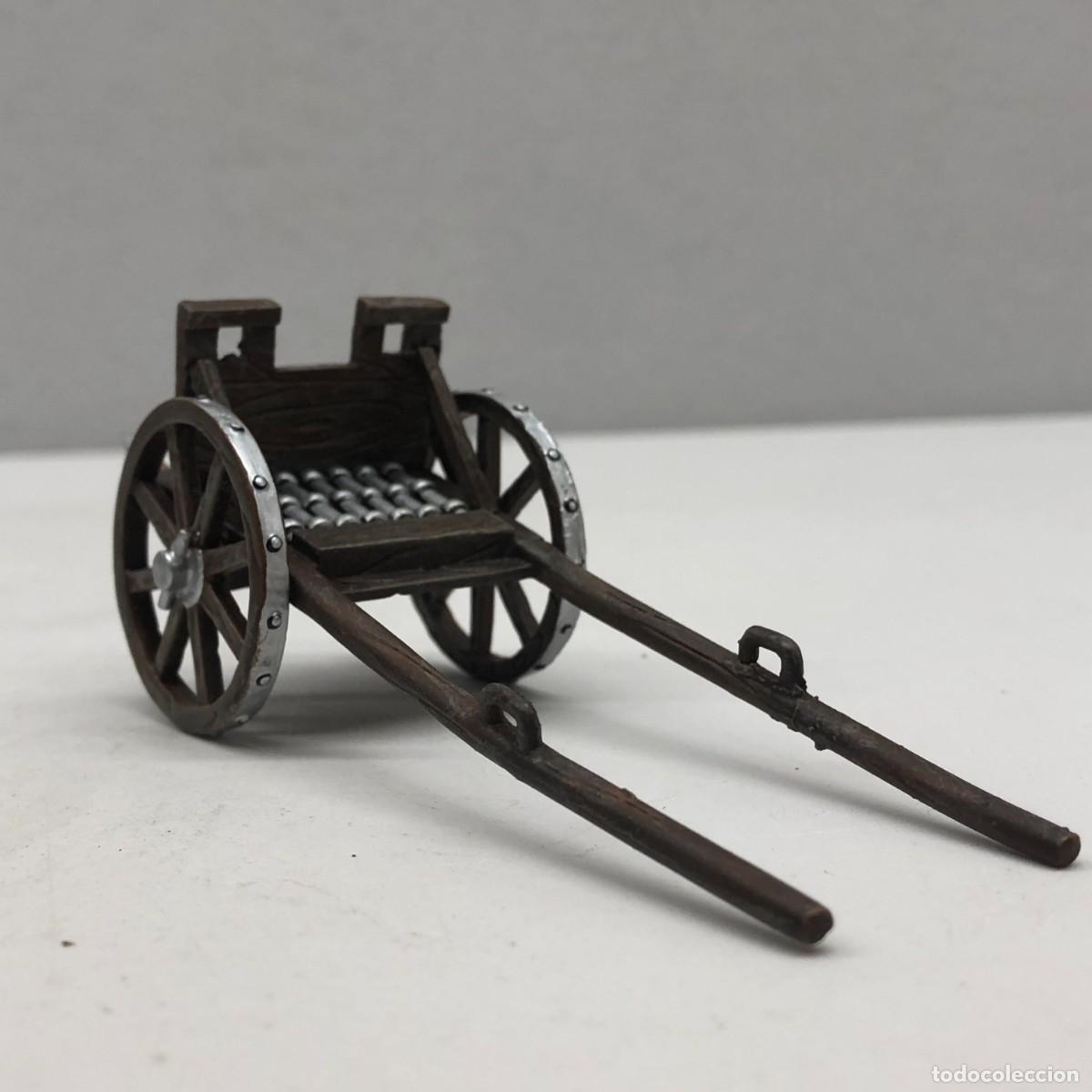 Juguetes antiguos: FIGURA DE PLOMO - SOLDADOS DE LA EDAD MEDIA - CARRO DE ARMAMENTO - 11,5 X 4 CM