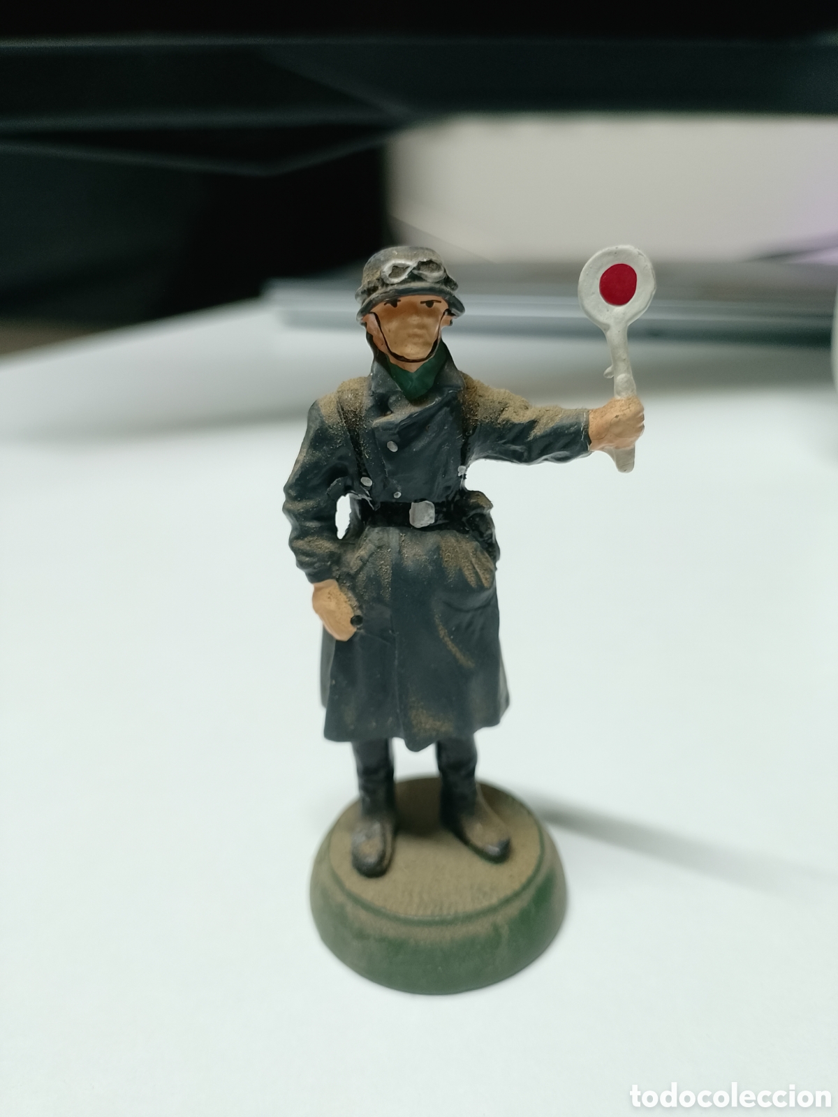 Juguetes antiguos: polic&iacute;a de tr&aacute;fico alem&aacute;n de la Segunda Guerra Mundial.