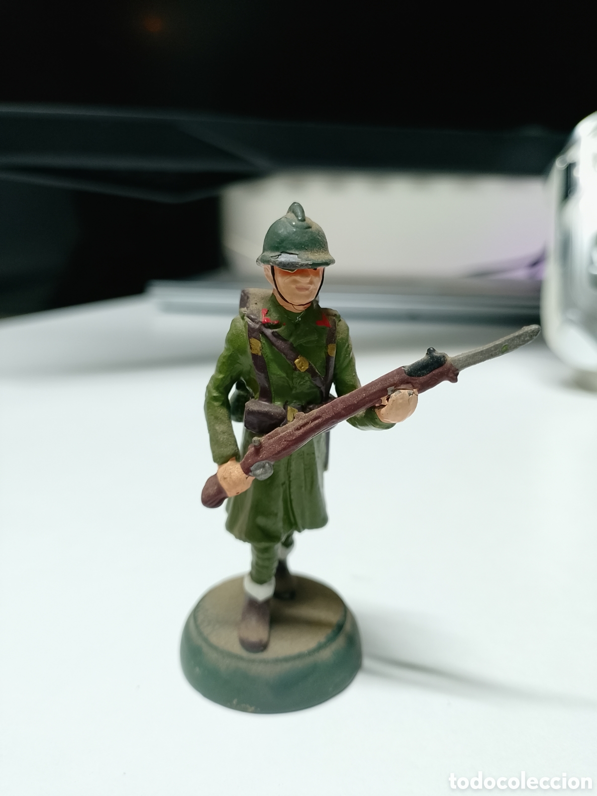 Juguetes antiguos: soldado con uniforme de la Guerra Civil Espa&ntilde;ola.