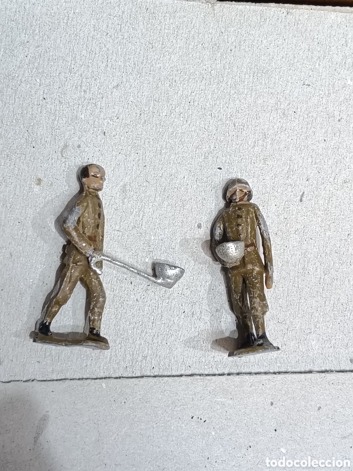 Juguetes antiguos: Dos soldados cocineros plomo