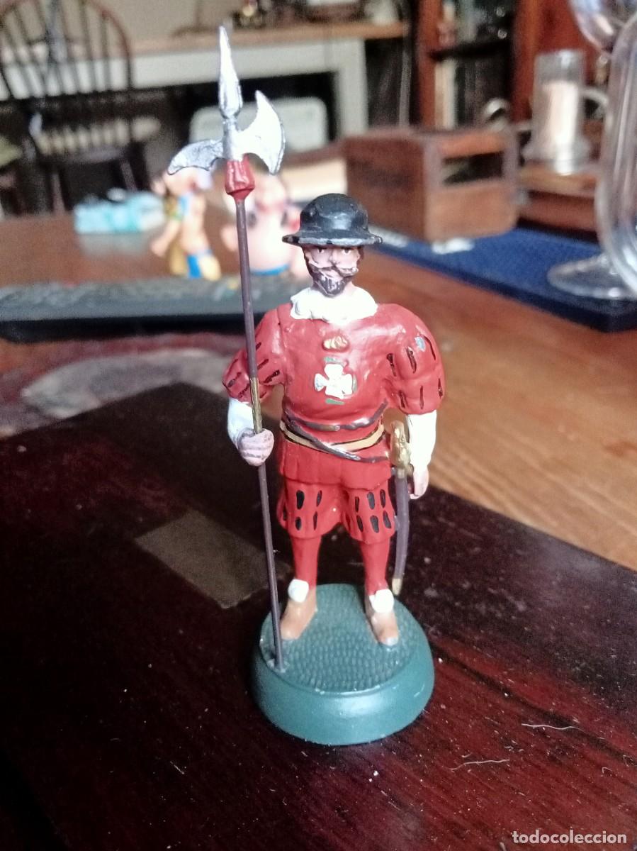 Juguetes antiguos: FIGURA DE PLOMO GUARDIA DE LA TORRE DE LONDRES