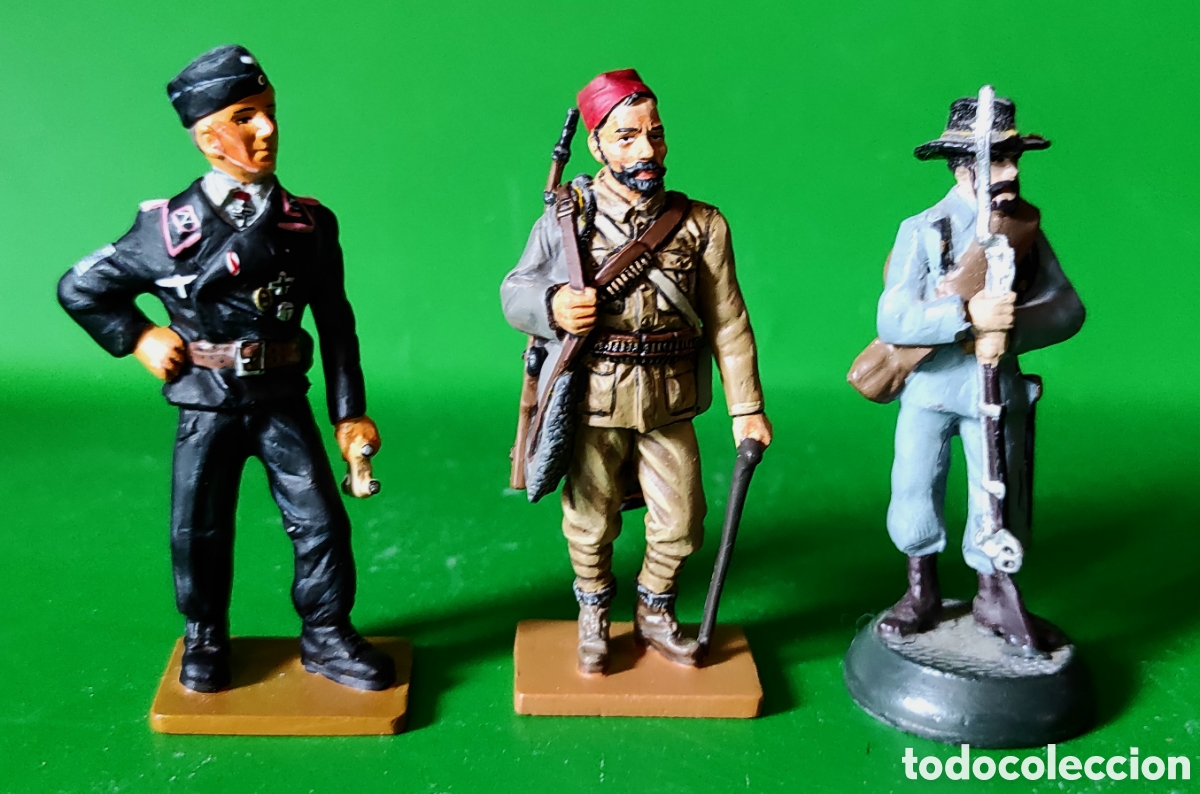 Juguetes antiguos: Tres soldaditos de plomo
