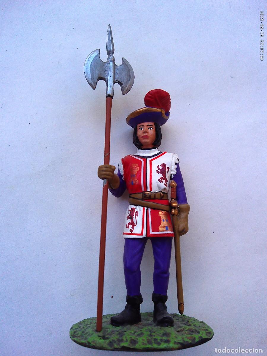 Juguetes antiguos: FIGURA DE PLOMO DE ALABARDERO DE LA GUARDIA DE FERNANDO EL CATOLICO 1505