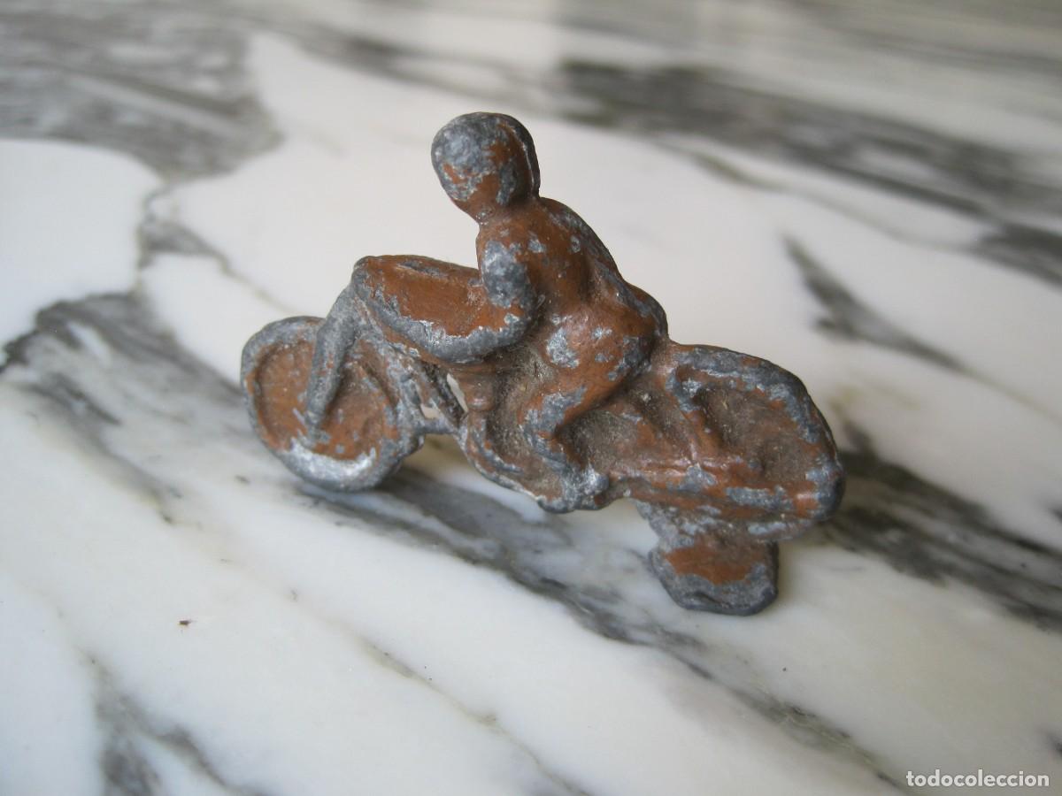 Juguetes antiguos: MOTORISTA - FIGURA DE PLOMO - A&Ntilde;OS 30