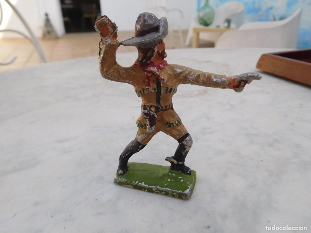 Juguetes antiguos: Figura antigua de vaquero o pistolero de plomo