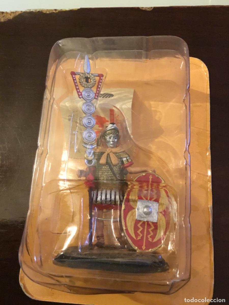 Juguetes antiguos: Soldado de plomo en su blister original del Prado
