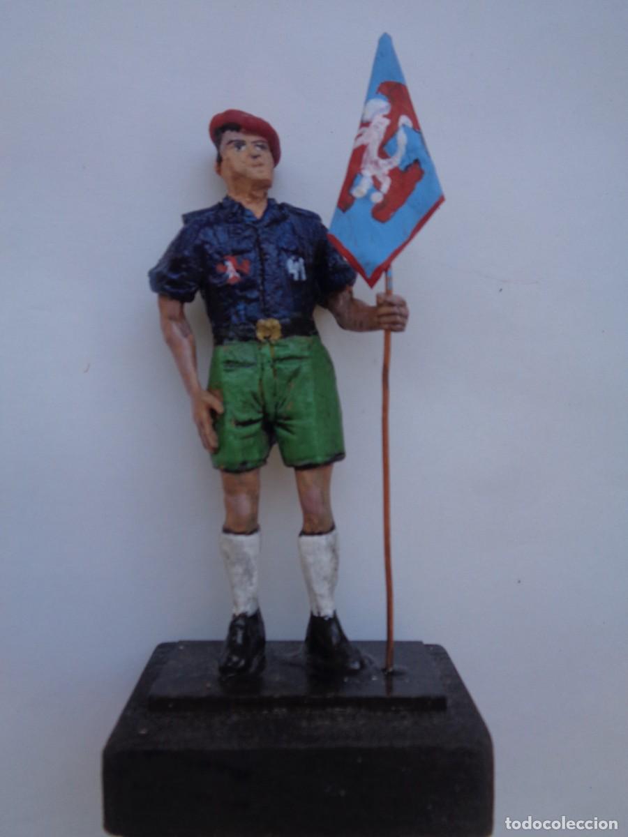 Juguetes antiguos: FRENTE DE JUVENTUDES - OJE : FIGURA DE FALANGISTA UNIFORMADO Y CON BANDERIN . 110 MM