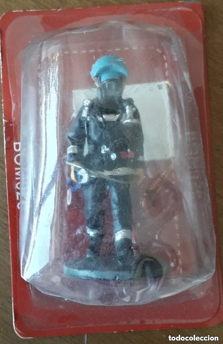 Juguetes antiguos: miniatura soldado de plomo coleccion bomberos Hong Kong 2003