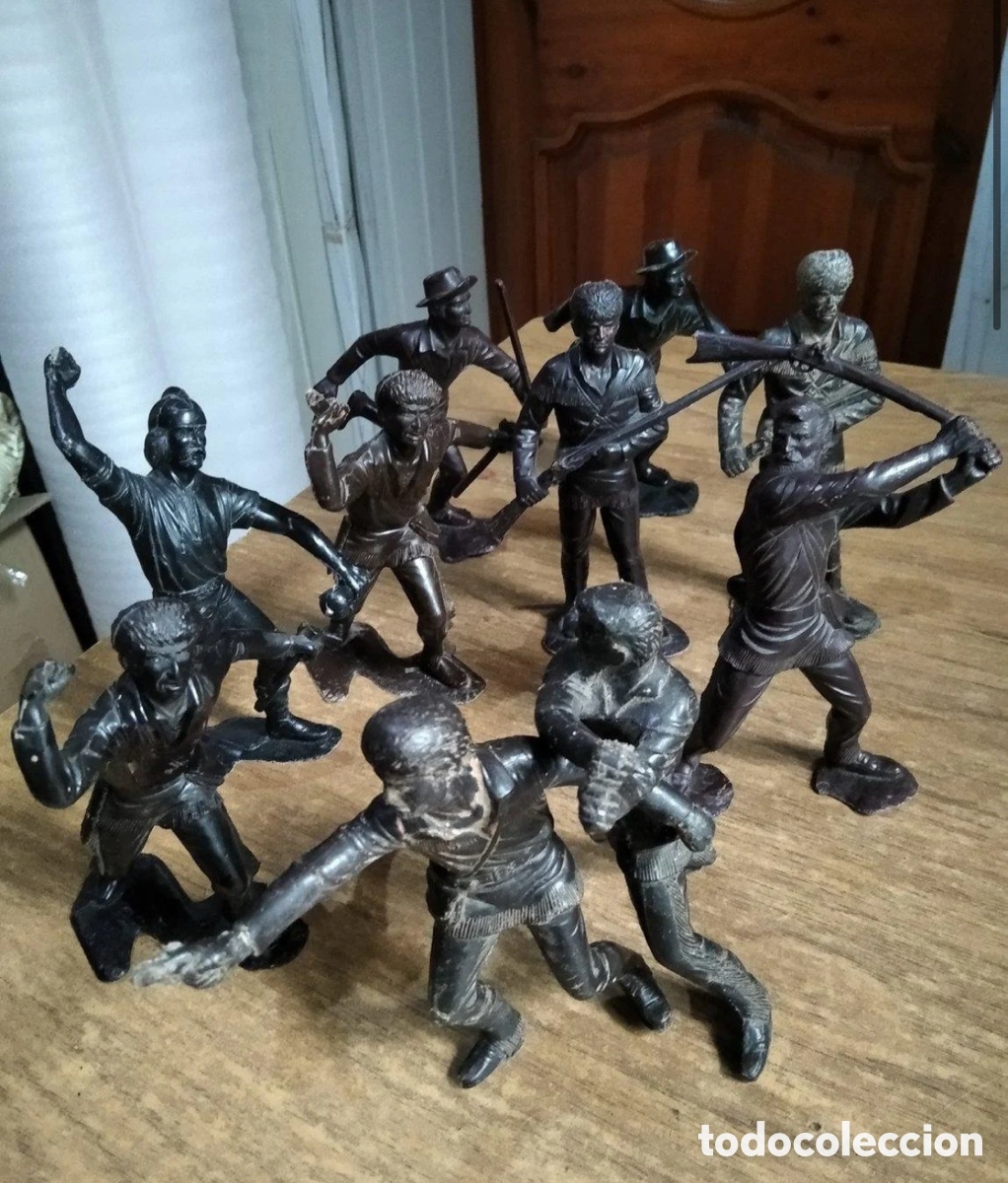 Juguetes antiguos: Lote 10 Figuras Grandes Indios y Vaqueros (14 cm) - Pl&aacute;stico negro escala 1:15