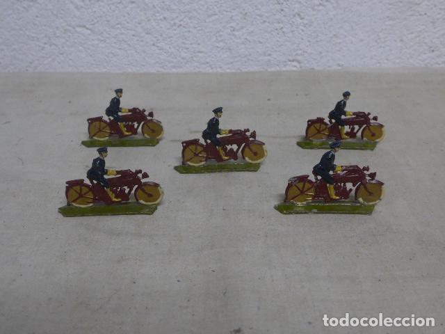 Juguetes antiguos: Lote de 5 antiguos soldados de plomo, son motoristas militares, principios siglo XX, guerra civil