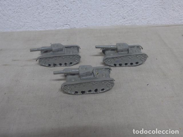 Juguetes antiguos: Lote de 3 antiguos soldados de plomo, son tanques, principios siglo XX, guerra civil