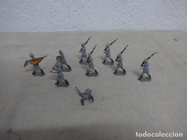 Juguetes antiguos: Lote de 9 antiguos soldados de plomo, son soldaditos con casco, principios siglo XX, guerra civil