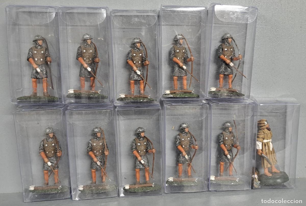 Juguetes antiguos: Lote de 11 arqueros medievales en plomo &ndash; con cajas individuales