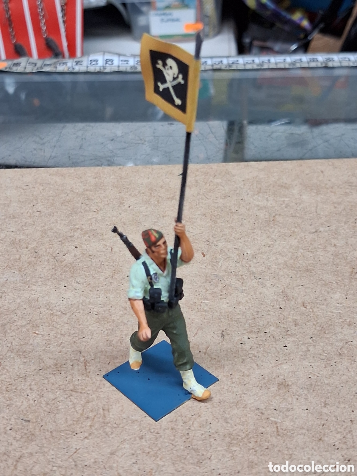 Juguetes antiguos: Soldado plomo de la legion con bandera calavera 54mm bianquetti
