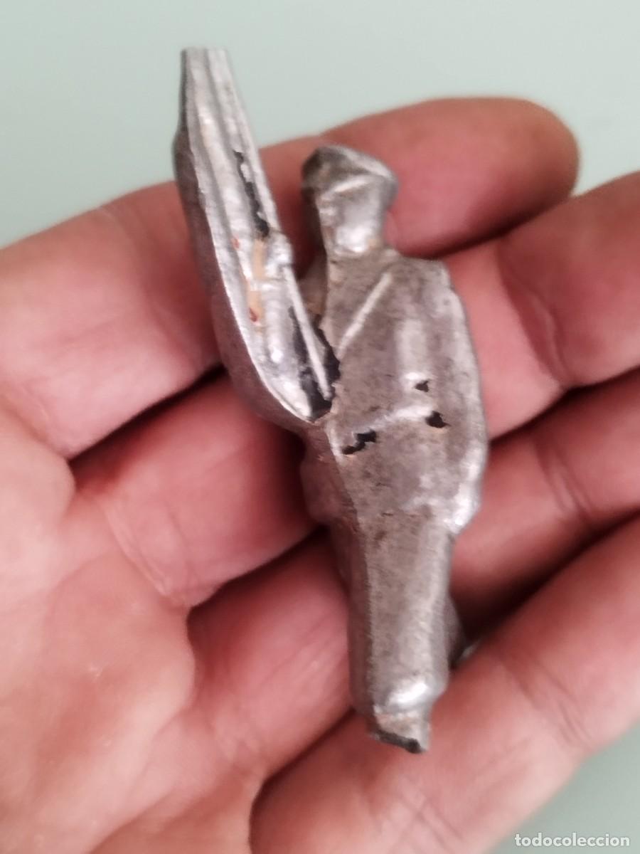 Juguetes antiguos: Figura soldadito de plomo o peltre antiguo, con estandarte. En el estado que se ve en las fotos.