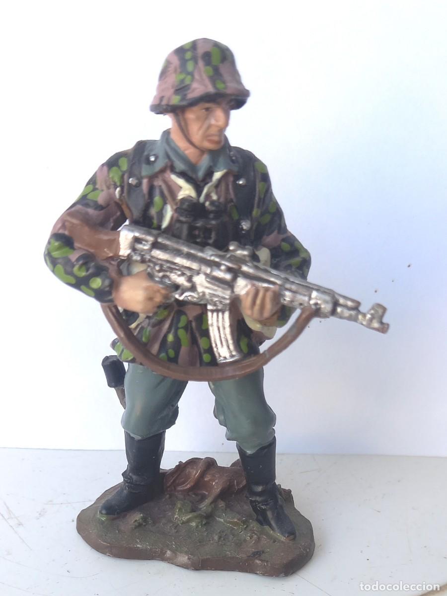 Juguetes antiguos: Figura de plomo de un Soldado alem&aacute;n del ejercito de tierra