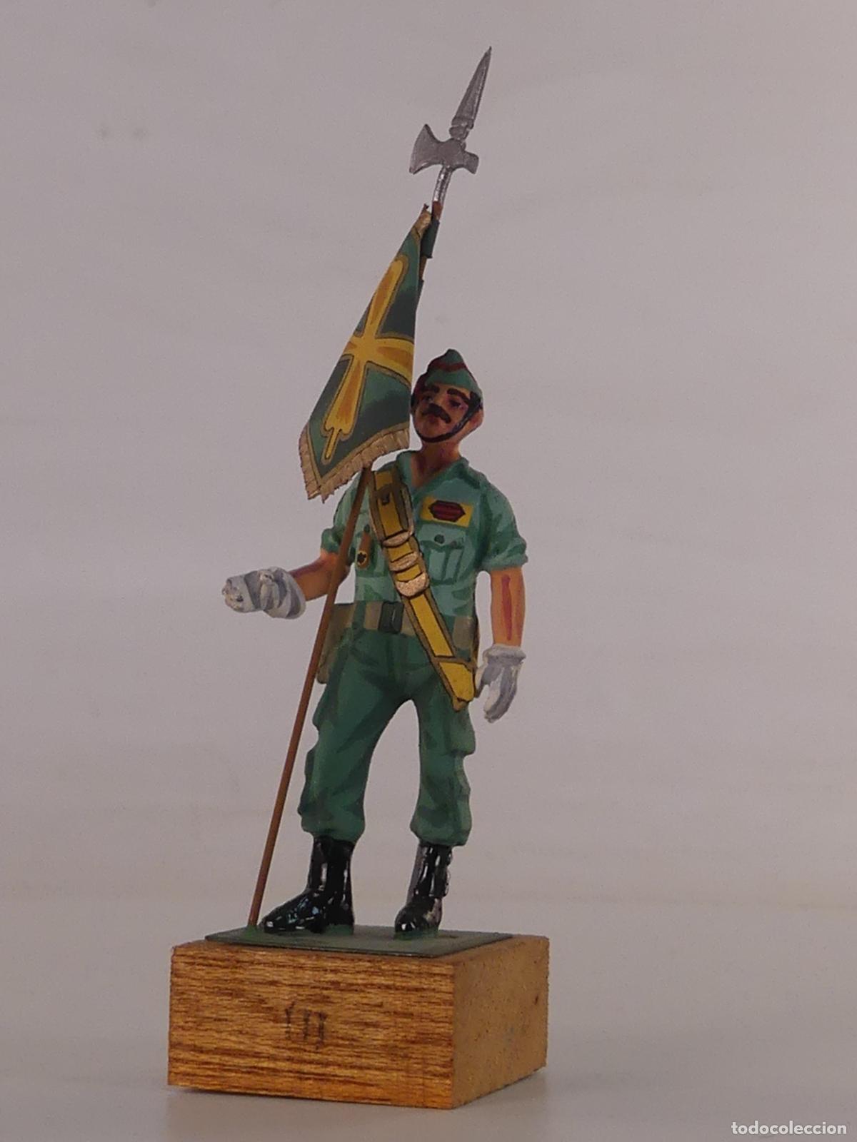 Altes Spielzeug: SOLDADITO DE PLOMO -LEGIONARIO CON BANDERA- OBJETO DE COLECCION--REF:24