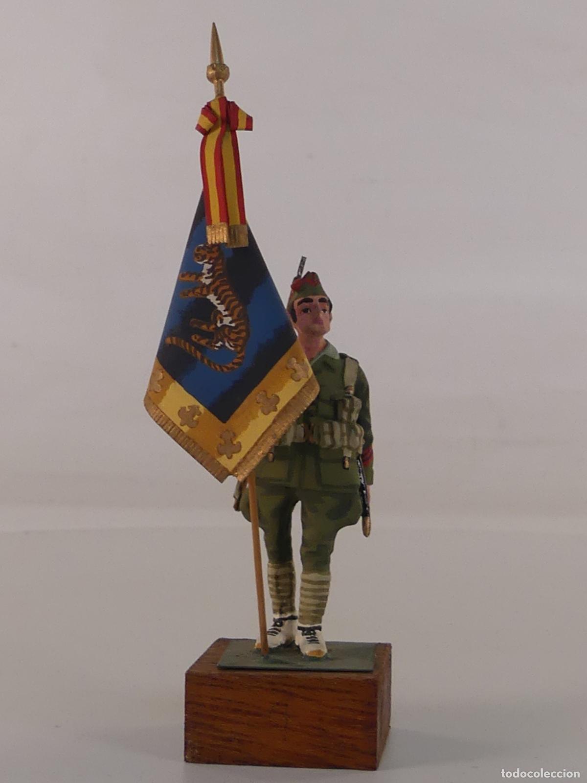 Juguetes antiguos: SOLDADITO DE PLOMO -LEGIONARIO CON BANDERA- OBJETO DE COLECCION--REF:25
