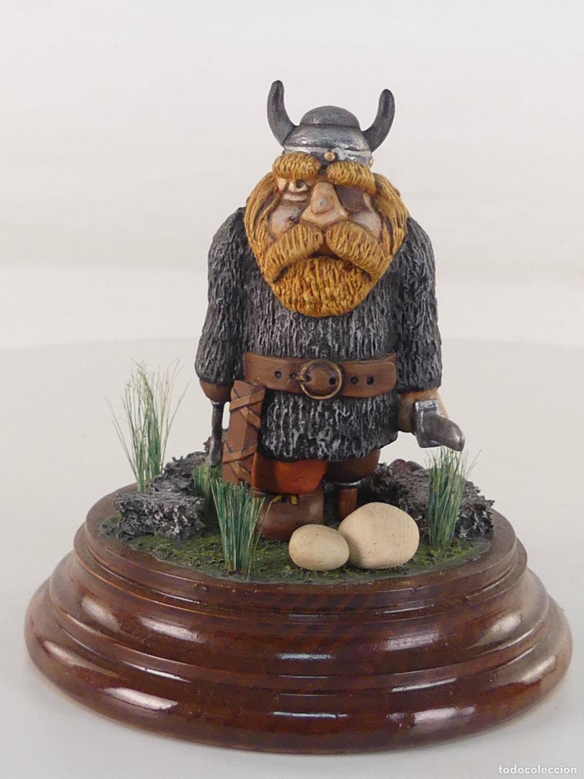 Juguetes antiguos: FIGURA DE PLOMO SOBRE PEANA DE MADERA