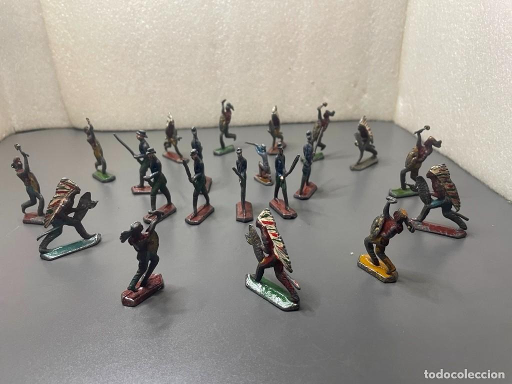 Juguetes antiguos: Lote 22 Figuras Plomo del Oeste (Indios y colonos)