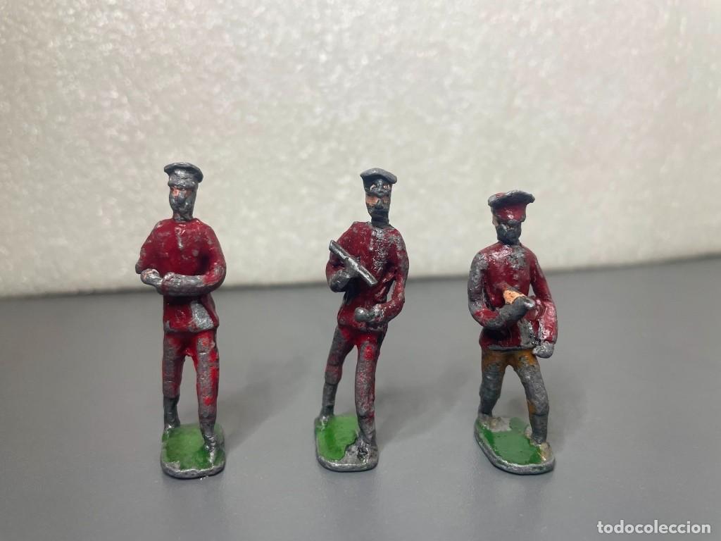 Juguetes antiguos: Lote de 3 soldados de plomo de banda de musica: Guardia Real - Casanellas 45mm