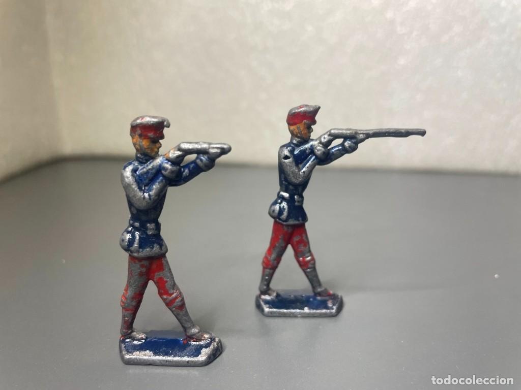 Juguetes antiguos: Lote 2 Soldados Plomo Infanter&iacute;a Francesa de Gala Apuntando - Casanellas (Schneider) 50mm
